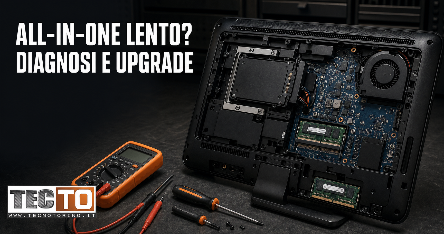 Diagnosi di un computer all-in-one aperto con SSD e memoria visibili nel laboratorio TecnoTorino