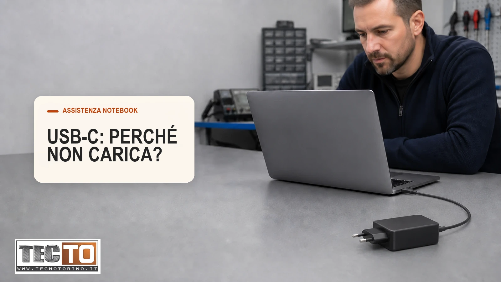 Notebook collegato a un alimentatore USB-C durante la verifica della ricarica