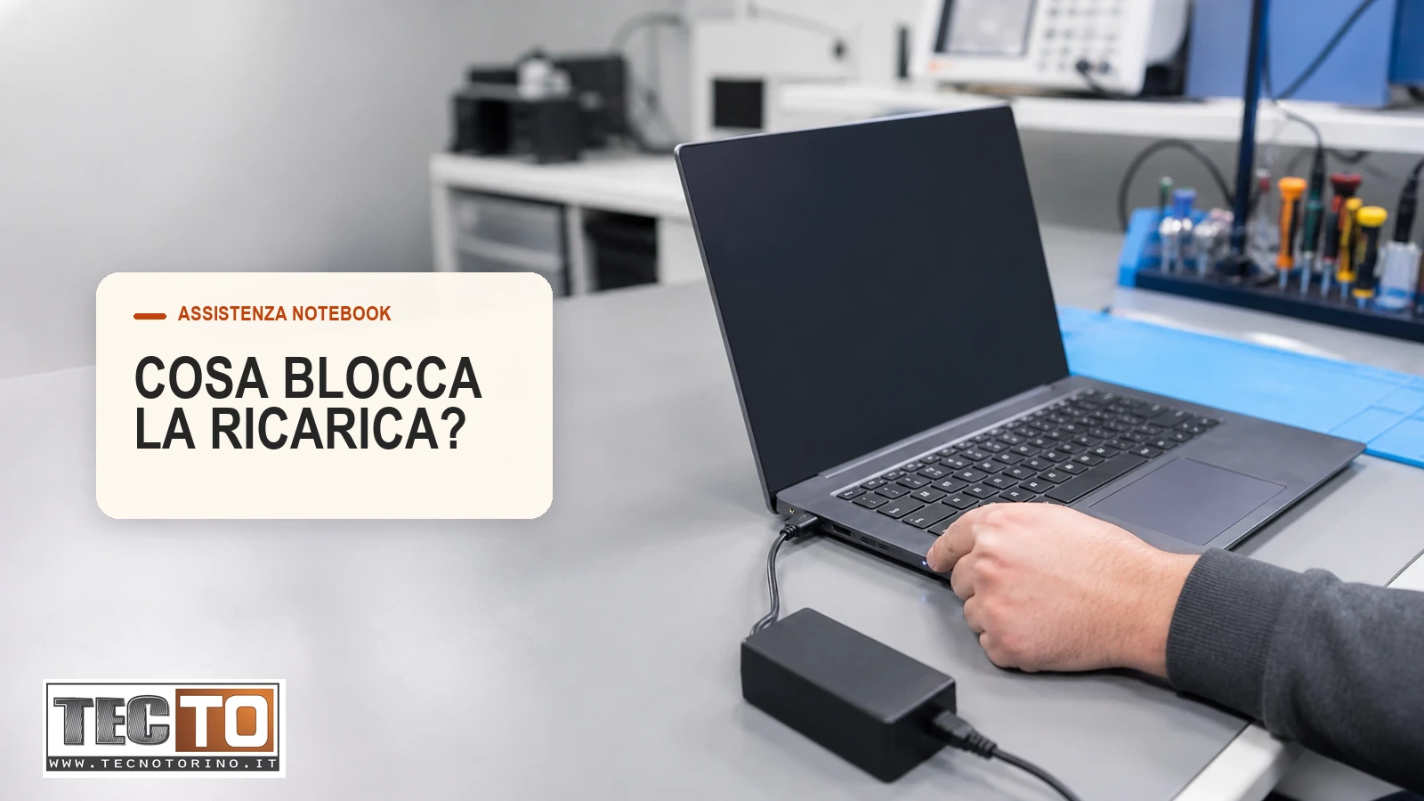 Notebook con alimentatore e LED di carica durante una verifica tecnica