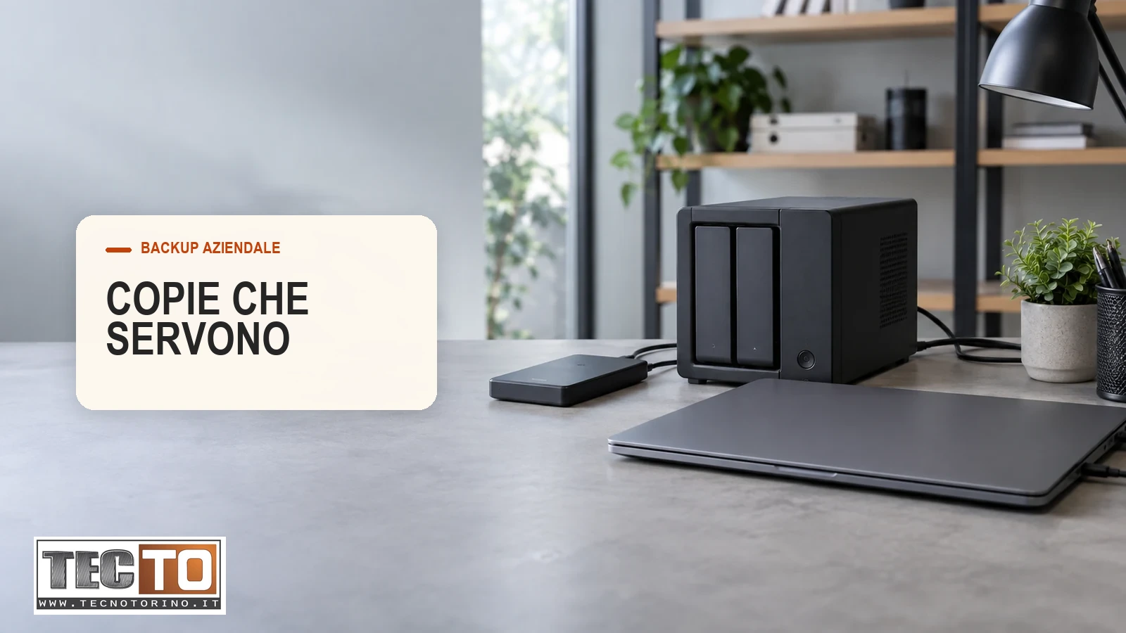 Ufficio con NAS, disco esterno e notebook per una strategia di backup 3-2-1.