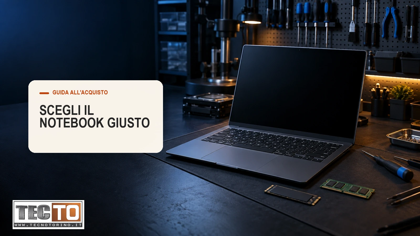 Notebook aperto su banco tecnico con SSD NVMe e modulo RAM per scegliere una configurazione adatta a lavoro, studio o casa.