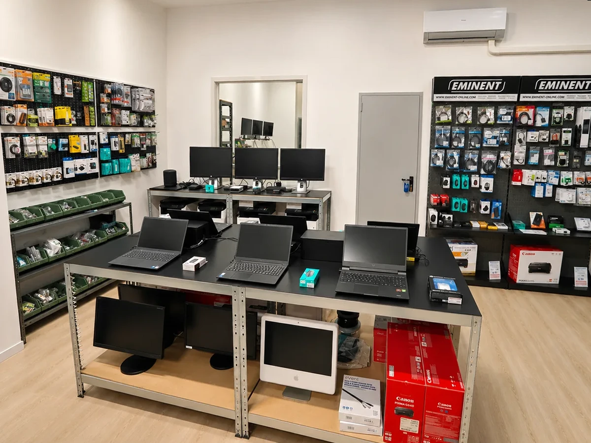 Area vendita TecnoTorino con esposizione computer e accessori informatici